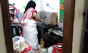(Tamil Maid Ki Jabardast Chudai malik) Indian Maid Screwed hard by a catch owner while cooking around kitchen - Huge Ass Cum
