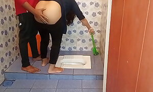 बाथरूम साफ कर रही भाभी को पकड़ कर पेल दिया ! Bhabhi XXX Sex