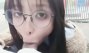 [JapanXAmateur porno ] Mediocre Japanese Girl Sucking Dick At A Park