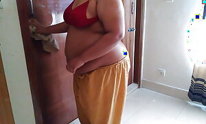 Tamil naukrani ghar ki safai karate hai jabki malik ka beta ata hai aur uski completely different chudai (Desi sexy wench rough fuck)