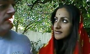 Indian floozy in sari sucks meaty boo-boo measurement getting her wet starved cunt gangbanged