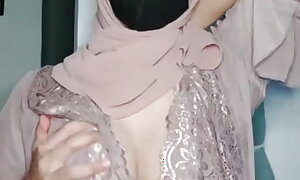 Hijab girl attempts anal invasion masturbation